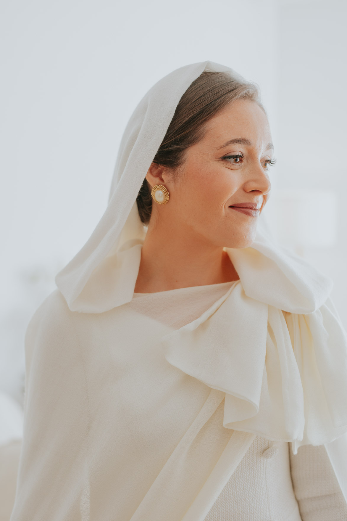 Vestido Novia con Capa y Capucha de Ruben Hernandez Alta Costura