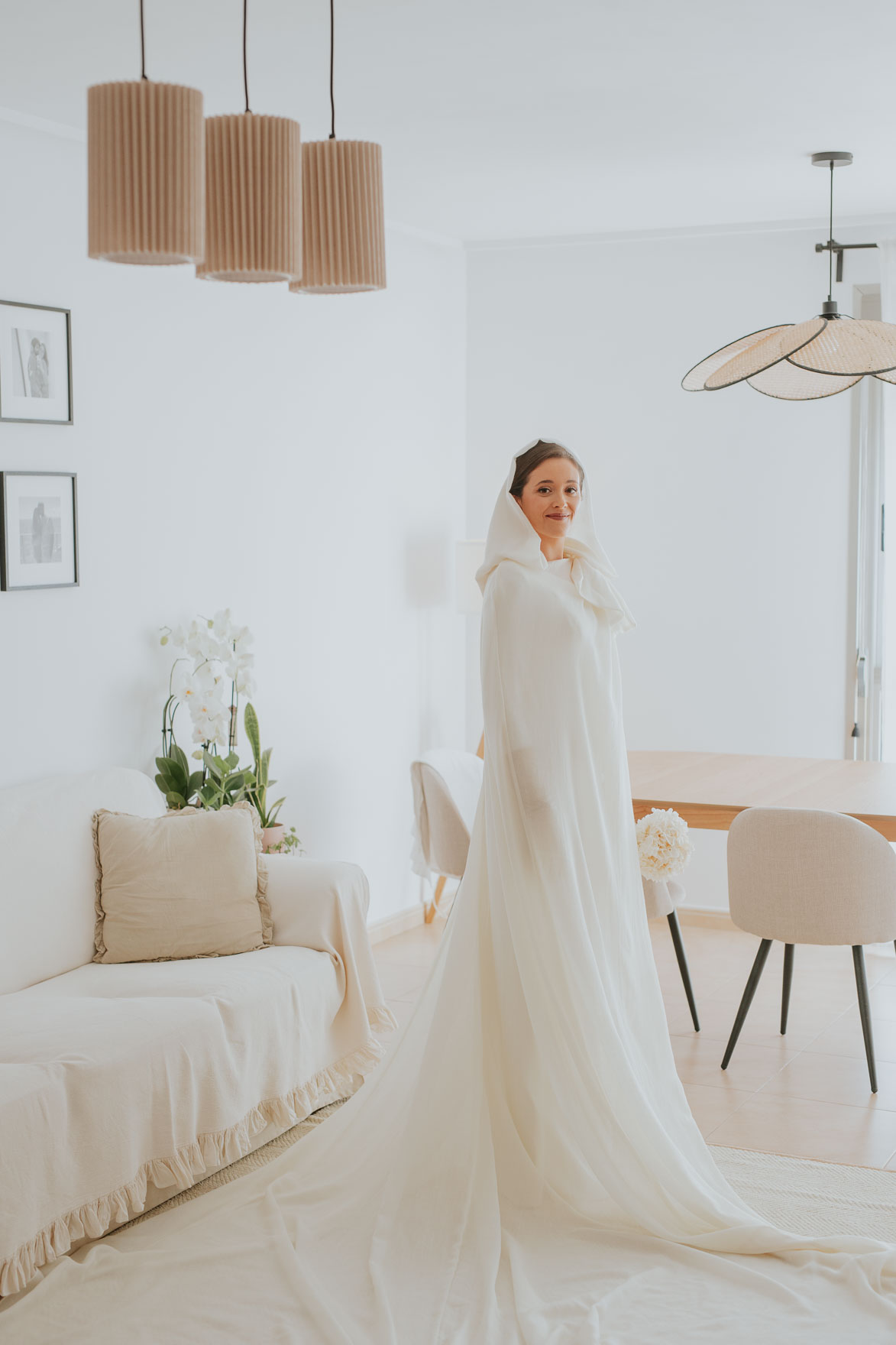 Vestido Novia con Capa y Capucha de Ruben Hernandez Alta Costura