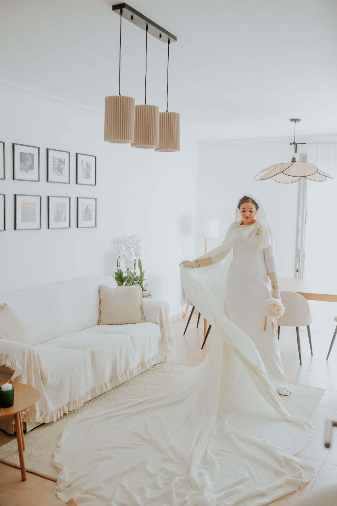 Vestido Novia con Capa y Capucha de Ruben Hernandez Alta Costura