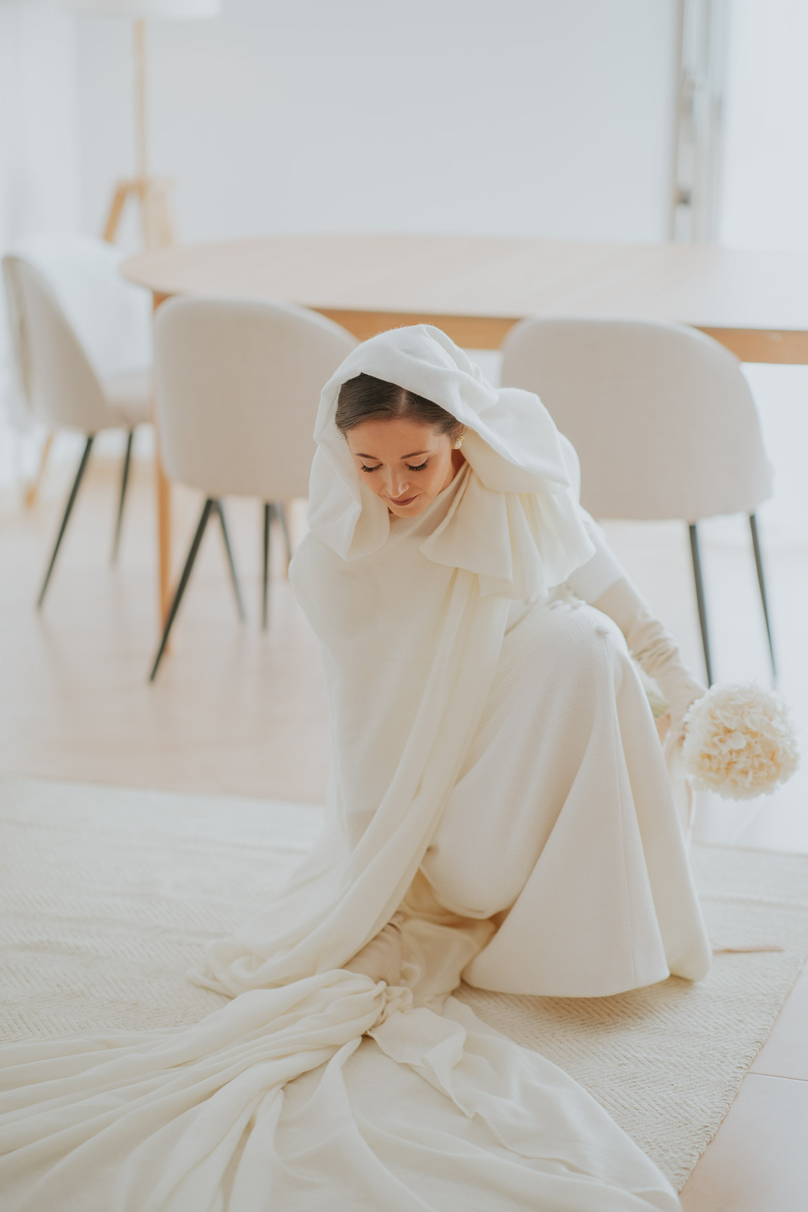 Vestido Novia con Capa y Capucha de Ruben Hernandez Alta Costura