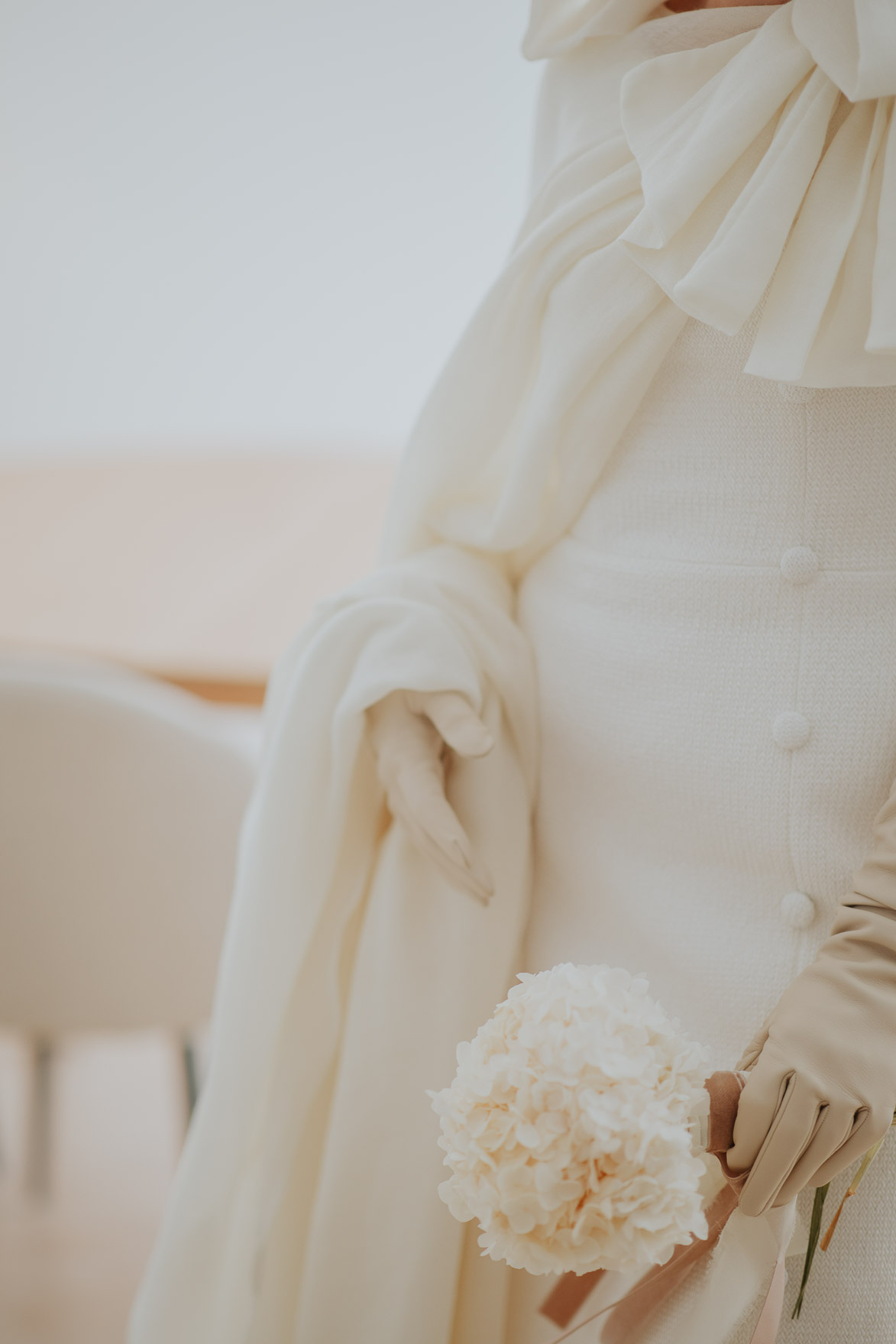 Vestido Novia con Capa y Capucha de Ruben Hernandez Alta Costura