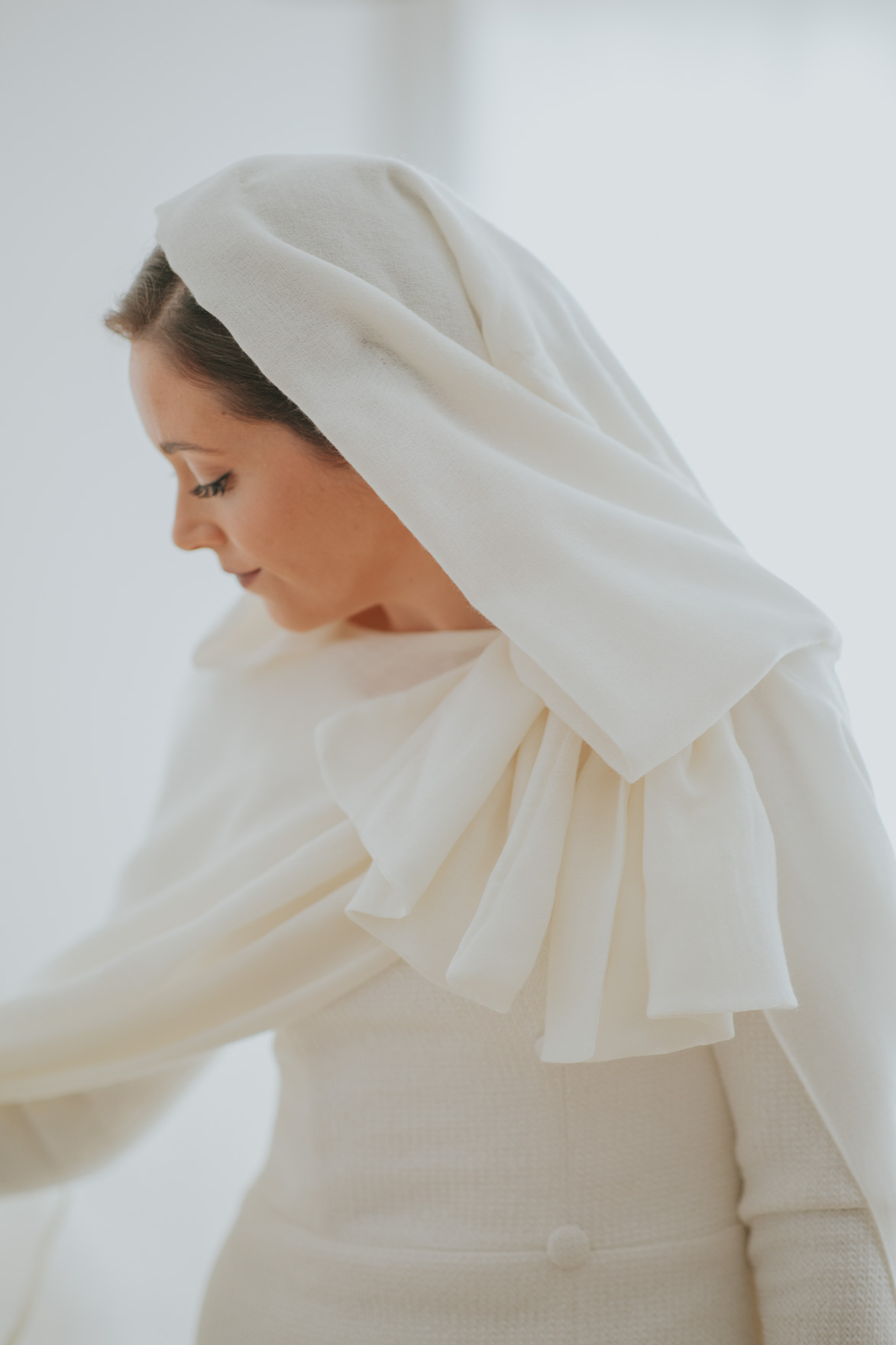 Vestido Novia con Capa y Capucha de Ruben Hernandez Alta Costura