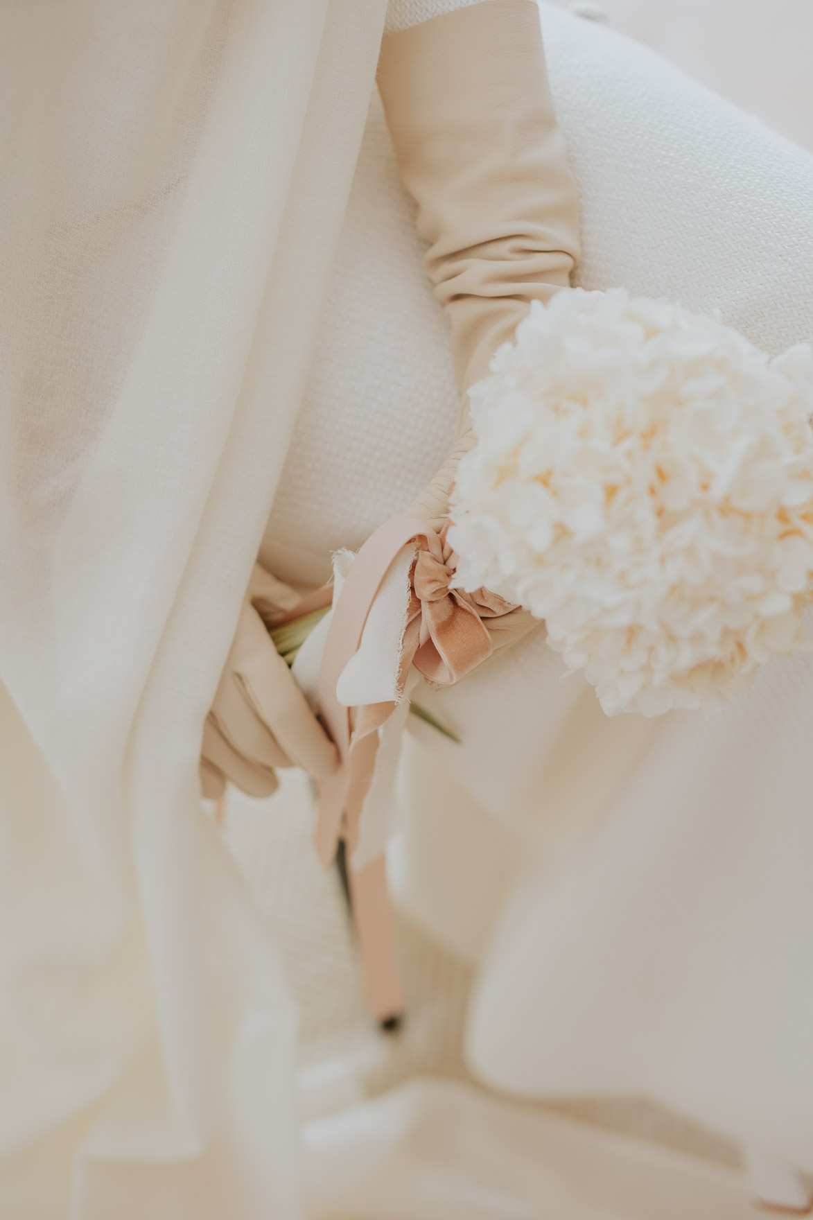 Vestido Novia con Capa y Capucha de Ruben Hernandez Alta Costura