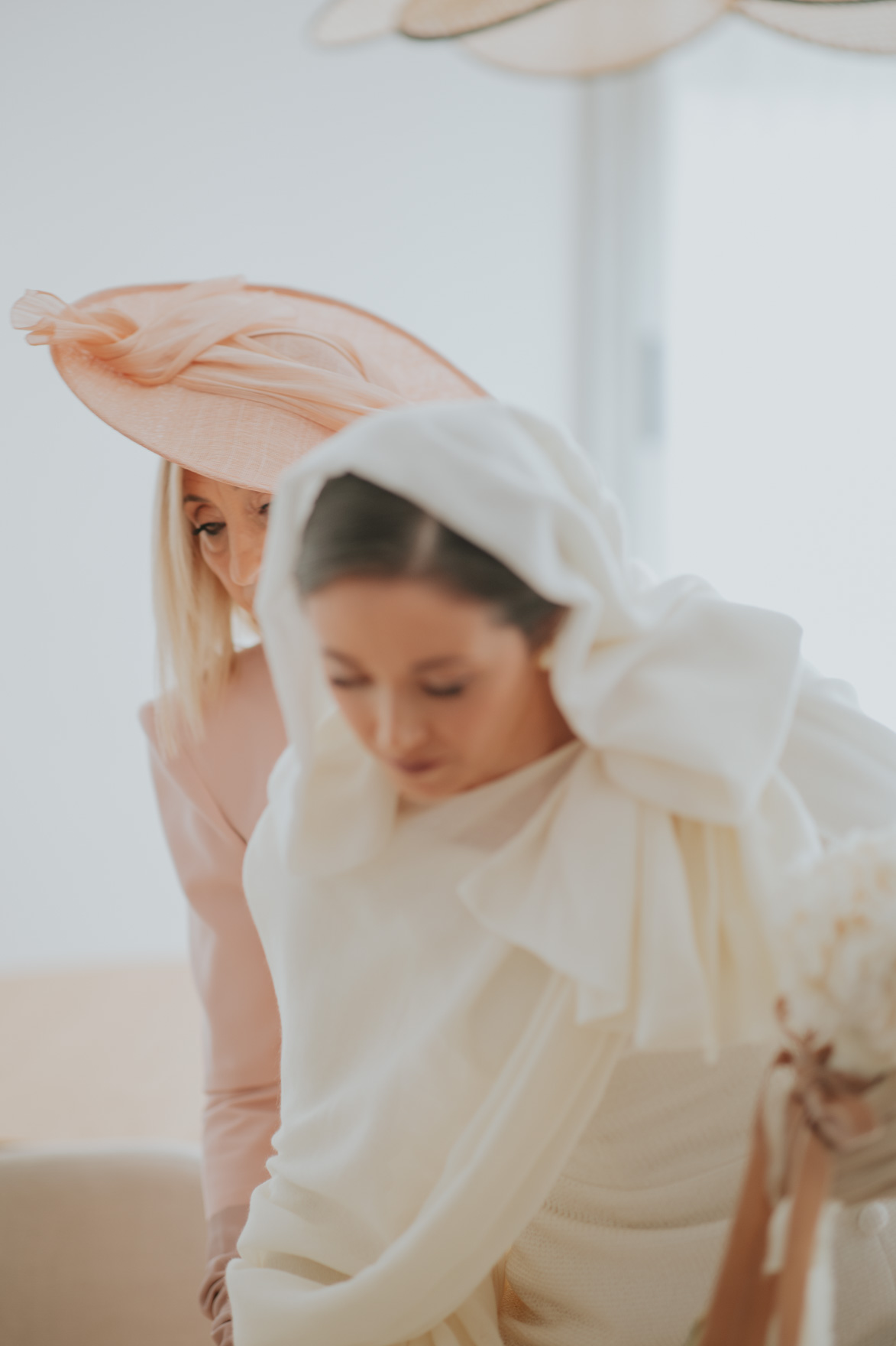 Vestido Novia con Capa y Capucha de Ruben Hernandez Alta Costura