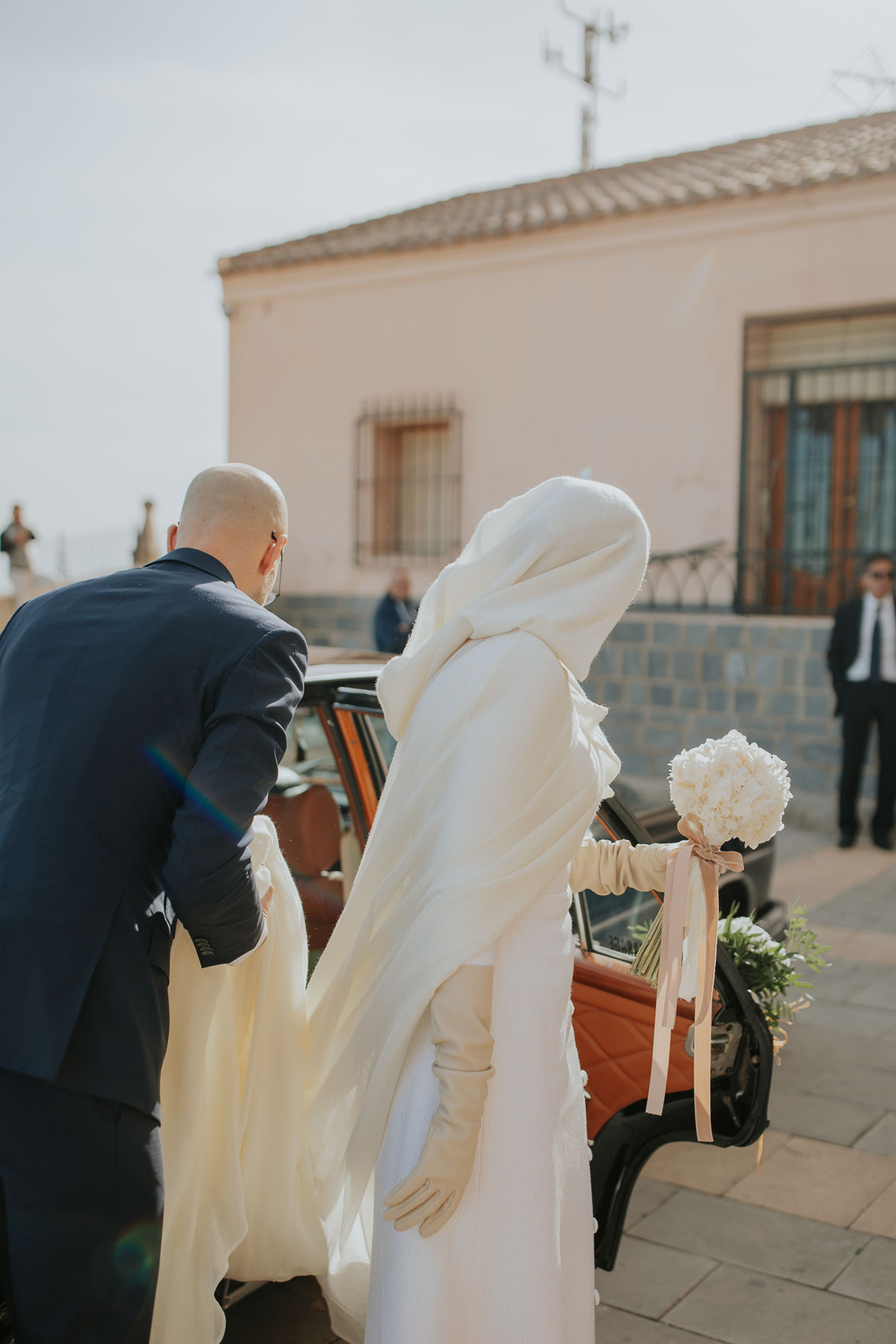 Vestido Novia con Capa y Capucha de Ruben Hernandez Alta Costura