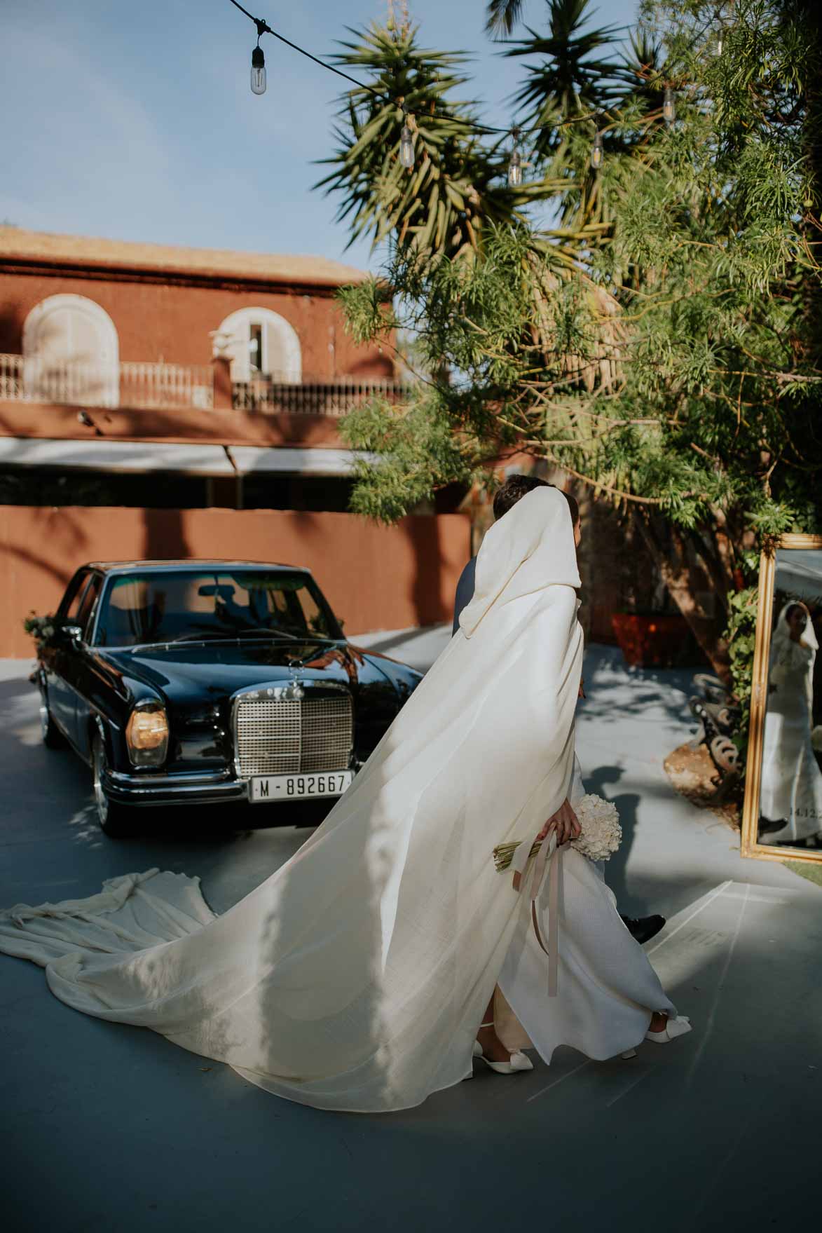 Vestido Novia con Capa y Capucha de Ruben Hernandez Alta Costura